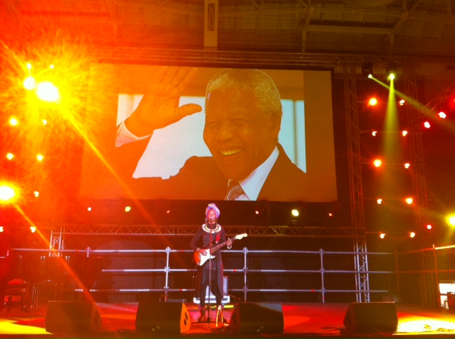 Fatoumata Diawara durante un toccante momento della serata. Credits: Oxfam Italia Fatoumata Diawara durante un toccante momento della serata. Credits: Oxfam Italia