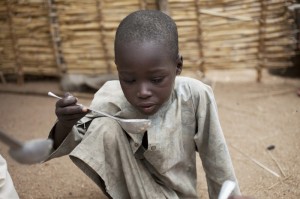 Chad. Il figlio di Adoaga, vedova con 8 figli, viene nutrito con il cibo provvisto da Oxfam. Credits: Abbie Trayler-Smith