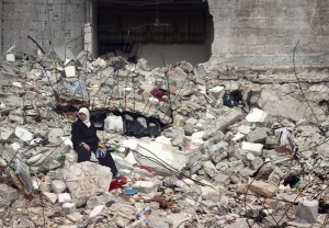 Un raid aereo ha distrutto la casa di questa donna, uccidendo 11 membri della sua famiglia, vicino Aleppo. Credits:AP Photo/Abdullah al-Yassin