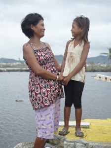Jennifer Pablo e sua figlia Rose a Bay Baye, San Jose, Tacloban, hanno ricevuto un telone impermeabile da Oxfam. Credits: Oxfam