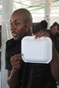 Haiti. La boite a manger diventa oggetto simbolico che collega il cibo – e il gesto quotidiano fondamentale del nutrirsi – all’ambiente.