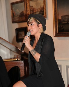 Malika Ayane durante la performance in occasione della cena privata in cui è stata nominata Ambasciatrice di Oxfam Italia