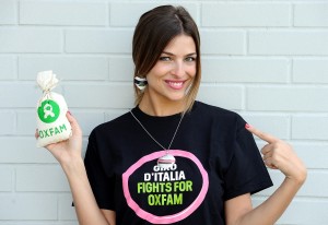 Cristina Chiabotto per Oxfam al Giro d'Italia