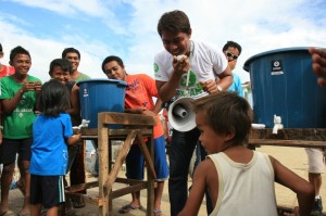 Filippine. Uno dei modi per prevenire le malattie è lavarsi le mani, e i bambini sono i primi a cui insegnare. Credits: Oxfam