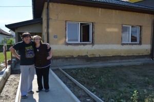 Nijaz Hodzic and his wife Indira in front of their damaged house