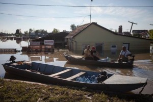 Posavina. La consegna dell'acqua e di altri beni di prima necessità avviene con le barche La consegna dell'acqua e di altri beni di prima necessità avviene con le barche