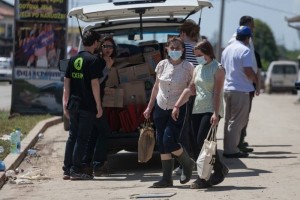 Bosnia. Lo staff di Oxfam consegna kit igienico sanitari e disinfettanti. Credits: Oxfam