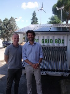 Emiliano Cecchini (FDS) e Riccardo Sansone(Oxfam) di fronte all'Off grid box