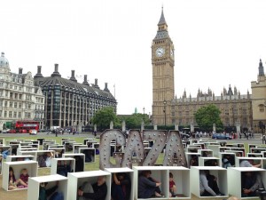La dimostrazione degli attivisti di Oxfam davanti al Parlamento a Londra per chiedere la fine del blocco
