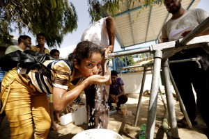 Gaza, Oxfam sta distribuendo acqua a più di 58.000 persone che hanno trovato rifugio in scuole, ospedali e altri edifici. Credits: oxfam
