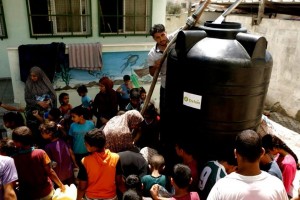 Distribuzione di acqua potabile a Gaza