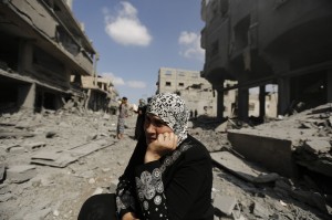 Gaza, una donna tra le macerie della propria casa Gaza, una donna tra le macerie della propria casa
