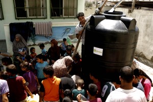 Distribuzione dell'acqua da parte dello staff Oxfam a Gaza, luglio 2014