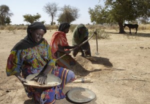 Chad. La siccità porta le donne a scavare nei formicai pur di trovare cibo. Credits: Oxfam