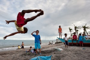 Tacloban, si torna a giocare sulla spiaggia. Credits: Oxfam