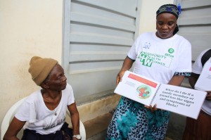 Sierra Leone. Mary Kamara spiega a Olive come si diffonde ebola e cosa fare in caso di contagio. Credits: Oxfam