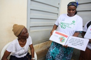 Sierra Leone. Mary Kamara spiega a Olive come si diffonde ebola e cosa fare in caso di contagio. Credits: Oxfam Sierra Leone. Mary Kamara spiega a Olive come si diffonde ebola e cosa fare in caso di contagio. Credits: Oxfam