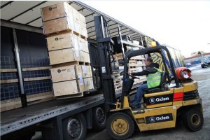 40 tonnellate di aiuti vengono caricati dal magazzino di Oxfam a Bicester per Liberia e Sierra Leone per fronteggiare l'epidemia di Ebola