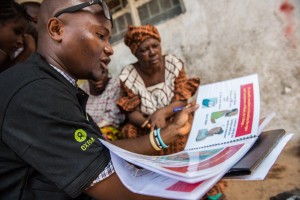 Abdul Razak Baimba spiega le misure di prevenzione a Congo Town. Credits: Tommy Trenchard/Oxfam Abdul Razak Baimba spiega le misure di prevenzione a Congo Town. Credits: Tommy Trenchard/Oxfam