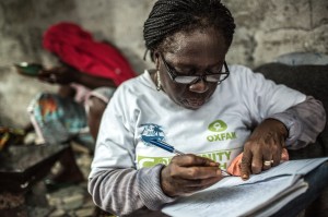 Liberia. Agnes compila i dati di una famiglia a cui ha fatto visita. Credits: Oxfam