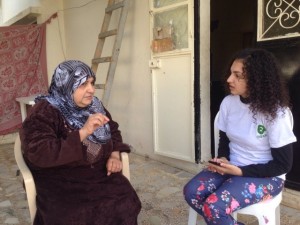 Lo staff Oxfam intervista una beneficiaria a Minieh, nel Nord del Libano. Credits: Chiara Bogoni