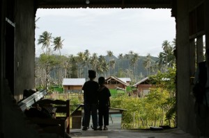Rahmat e Ari, cinque mesi dopo lo tsunami, guardano le nuove case costruite da Oxfam. Credits: Oxfam Rahmat e Ari, cinque mesi dopo