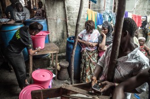 Sierra Leone, dimostrazione sull'uso dei kit igienici alle persone in quarantena, Freetown. Credits: Oxfam