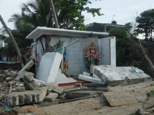 Abitazioni, scuole, ferrovie e templi distrutti dallo tsunami nel 2004.