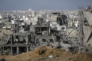 Gaza. Sono ancora 100.000 le persone che non hanno più una casa.