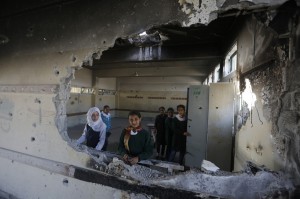 Bambine in una scuola danneggiata