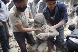 Nepal, i soccorritori tirano fuori un ferito dalle macerie. Credits: EPA / Narendra Shrestha