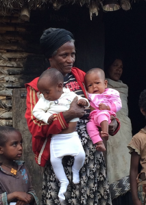 Una madre con bambini in Africa