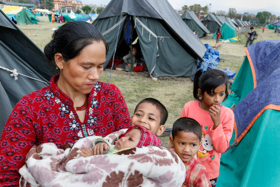 Famiglia in un accampamento in Nepal