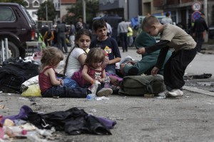 Bambini siriani davanti al centro per migranti e rifugiati di Preševo, in Serbia