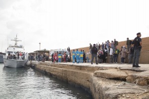 Lampedusa, un momento dello sbarco sull'isola. Credits: Michele Borzoni