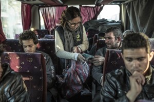 Anna Sambo, cooperante Oxfam, distribuisce calze ai profughi al confine tra Croazia e Serbia. Credits: Pablo Tosco