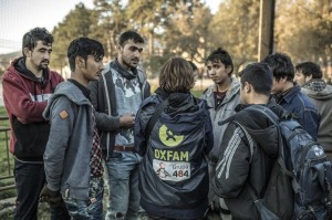 Operatrice Oxfam fornisce informazioni ai profughi