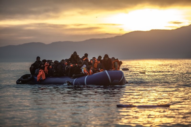 Riforma su asilo e migrazioni: un gommone a largo di Lesbo
