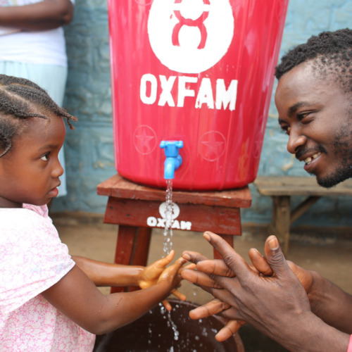 Scegli Bucket di Oxfam, per salvare la vita, permettendo di conservare e trasportare l’acqua impedendo l’accesso a germi e batteri e quindi la trasmissione di malattie potenzialmente mortali.