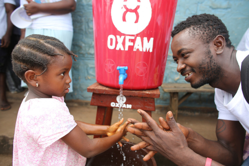 Scegli Bucket di Oxfam, per salvare la vita, permettendo di conservare e trasportare l’acqua impedendo l’accesso a germi e batteri e quindi la trasmissione di malattie potenzialmente mortali.