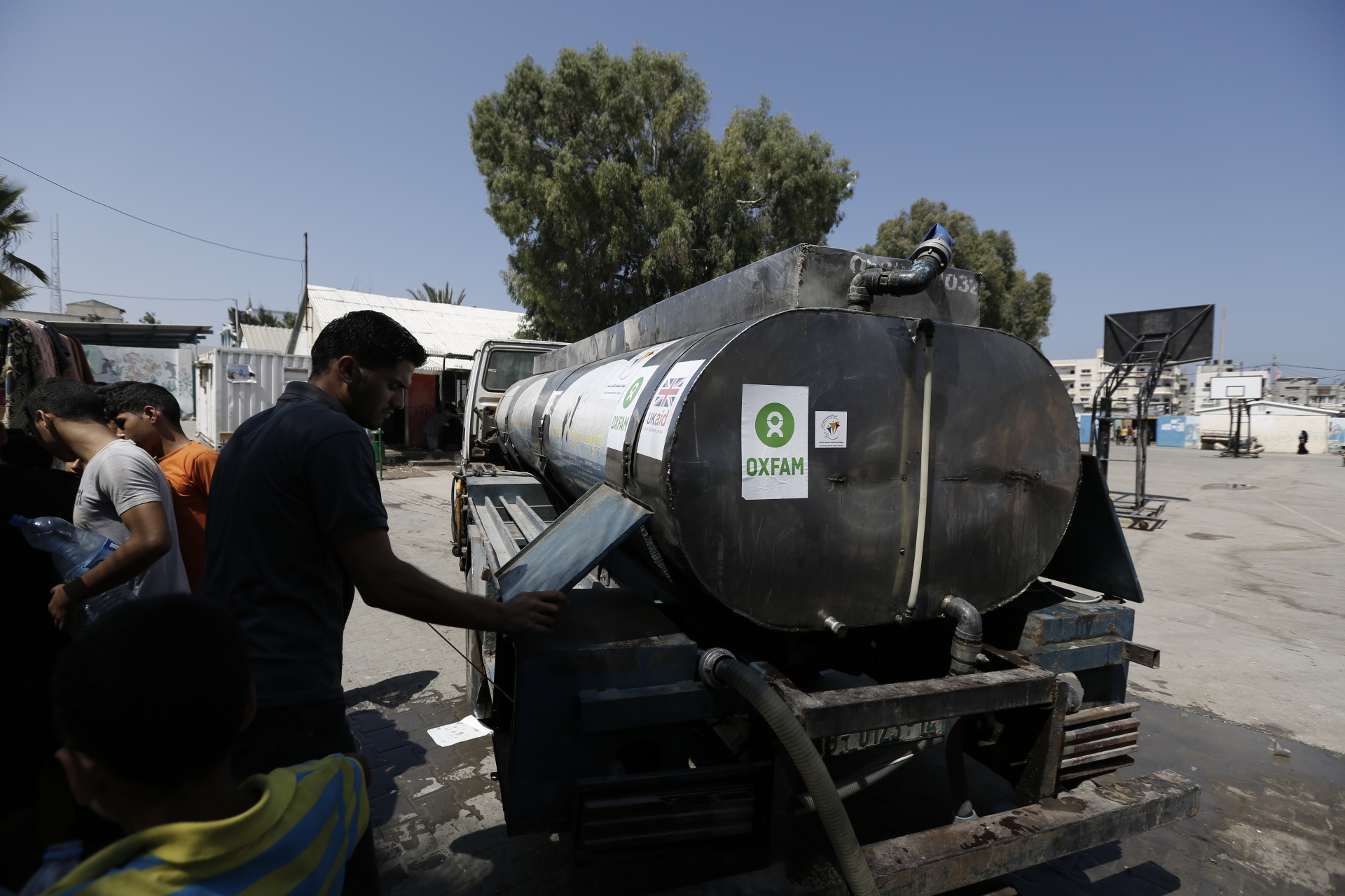 Un camion carico d’acqua a Gaza.