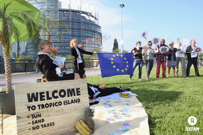 Stunt di attivisti Oxfam a Bruxelles per chiedere maggiore trasparenza fiscale delle multinazionali