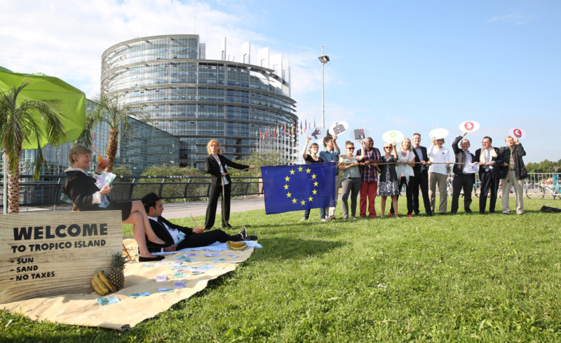 Stunt di attivisti Oxfam a Bruxelles per chiedere maggiore trasparenza fiscale