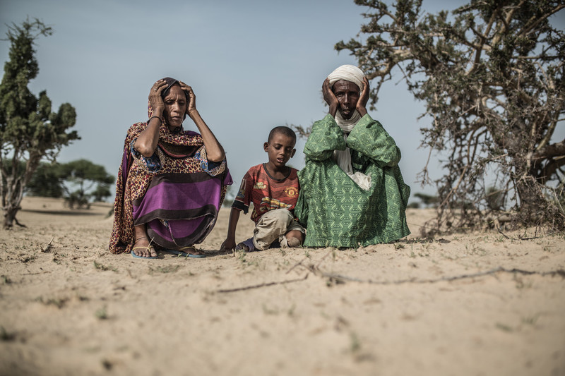 Adiun, la moglie e uno dei figli alla tomba di Mohamed