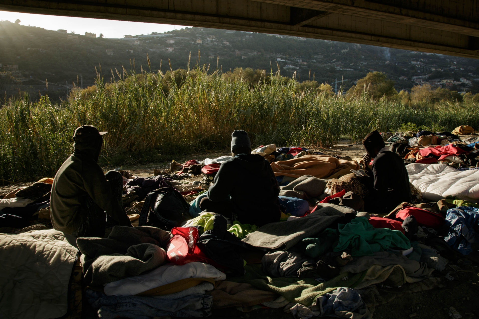 migranti costretti in condizioni disumane