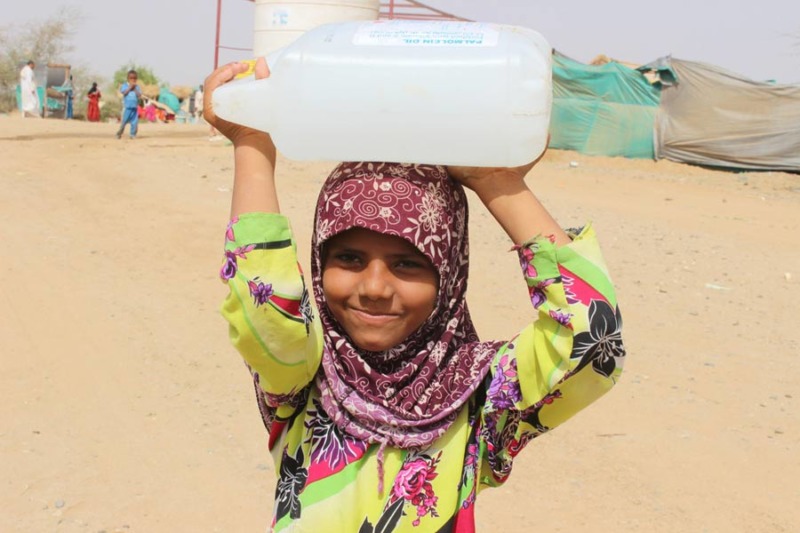 Portiamo acqua sicura perchè bambine come Farah possano bere, lavarsi e difendersi dalle epidemie.