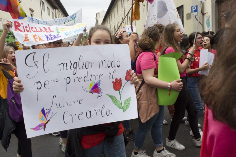 Una giovane studentessa alla Marcia del 2019