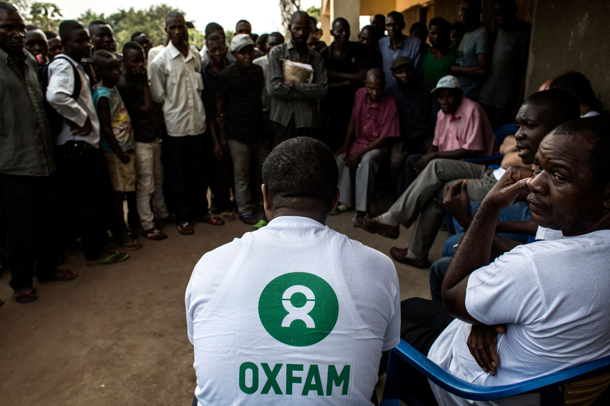Facciamo formazione sulle pratiche igieniche per impedire il diffondersi di ebola e colera
