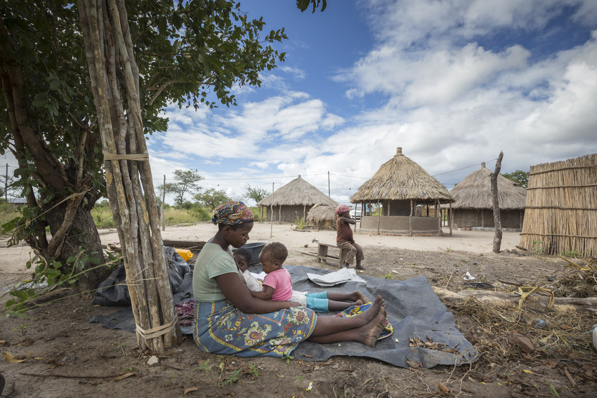 mamma con bambini in un campo profughi