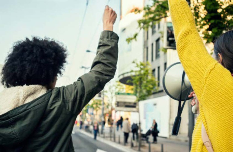 giovani che manifestano per i propri diritti